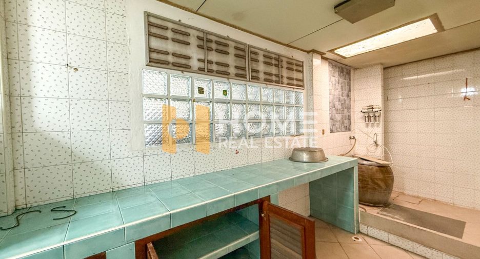 For sale 2 ベッドルーム house in Phra Khanong, Bangkok
