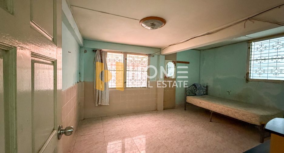 For sale 2 ベッドルーム house in Phra Khanong, Bangkok