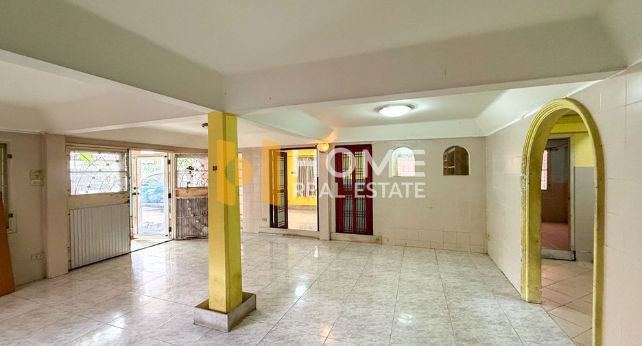 For sale 2 ベッドルーム house in Phra Khanong, Bangkok