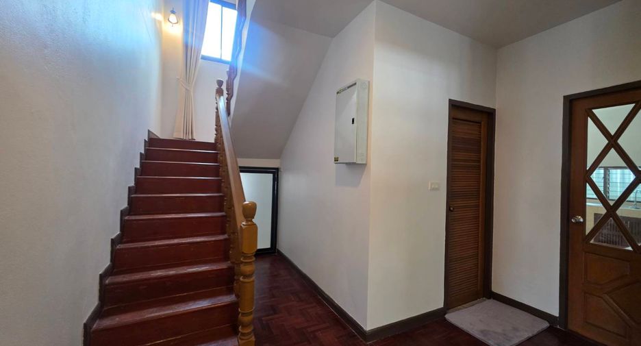 For rent 4 bedrooms house in San Kamphaeng, Chiang Mai
