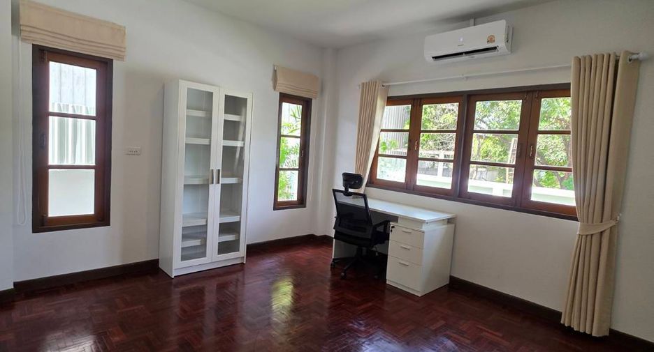 For rent 4 bedrooms house in San Kamphaeng, Chiang Mai