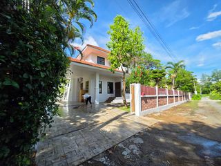 For rent 4 bedrooms house in San Kamphaeng, Chiang Mai