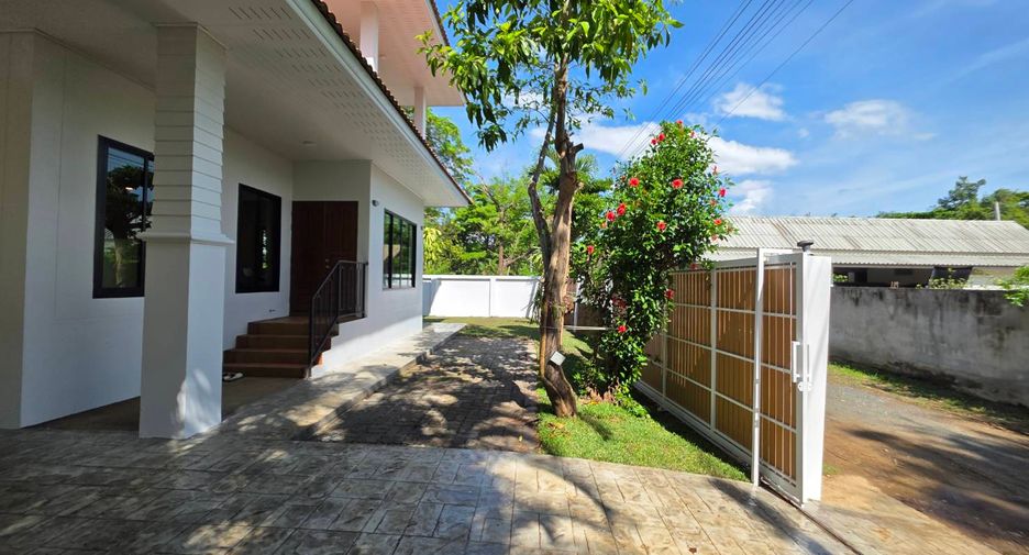 For rent 4 bedrooms house in San Kamphaeng, Chiang Mai
