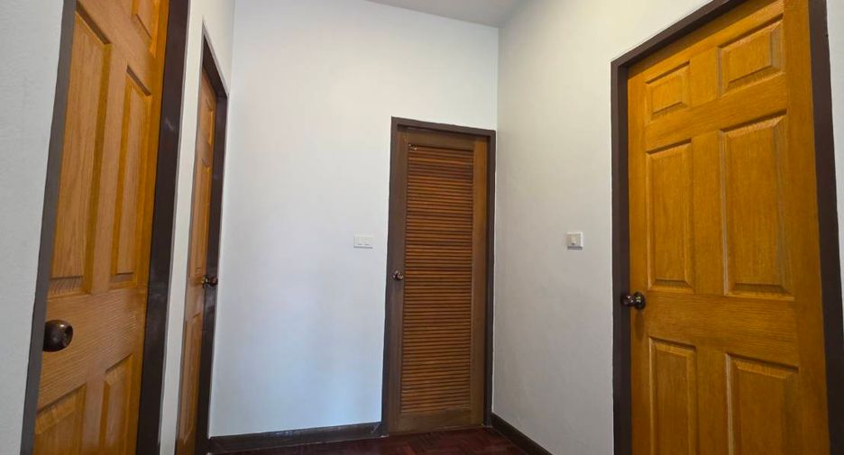 For rent 4 bedrooms house in San Kamphaeng, Chiang Mai