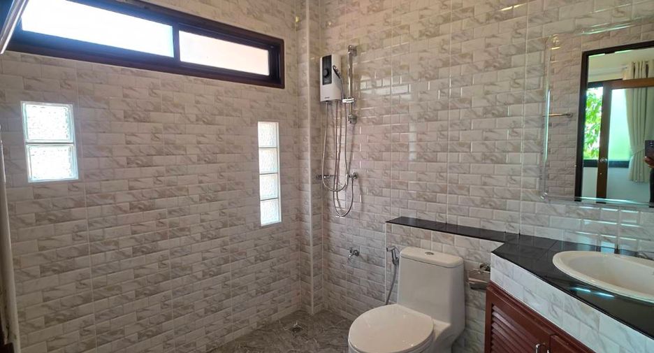 For rent 4 bedrooms house in San Kamphaeng, Chiang Mai