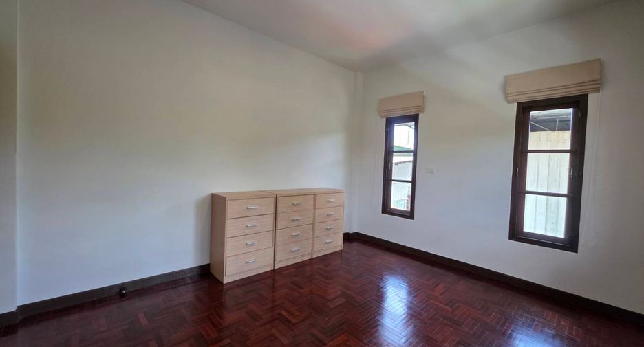 For rent 4 bedrooms house in San Kamphaeng, Chiang Mai