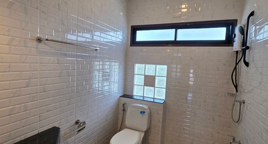 For rent 4 bedrooms house in San Kamphaeng, Chiang Mai