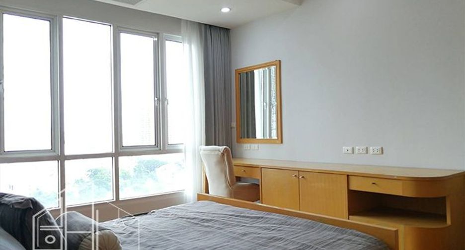 For rent 3 bedrooms apartment in Watthana, Bangkok