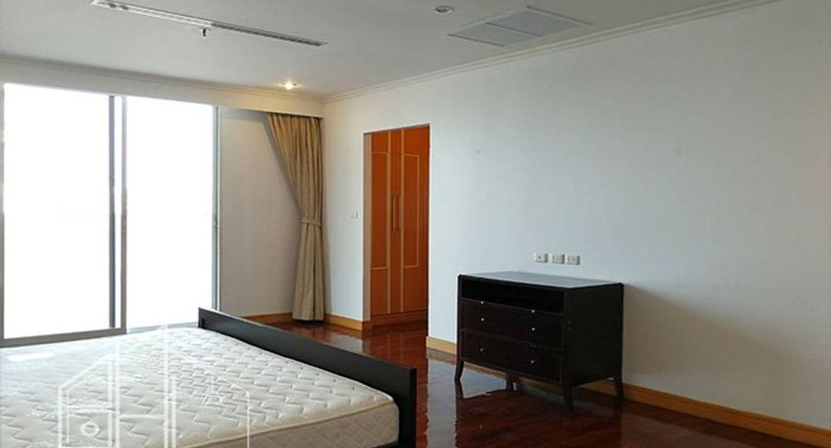 For rent 3 bedrooms condo in Watthana, Bangkok