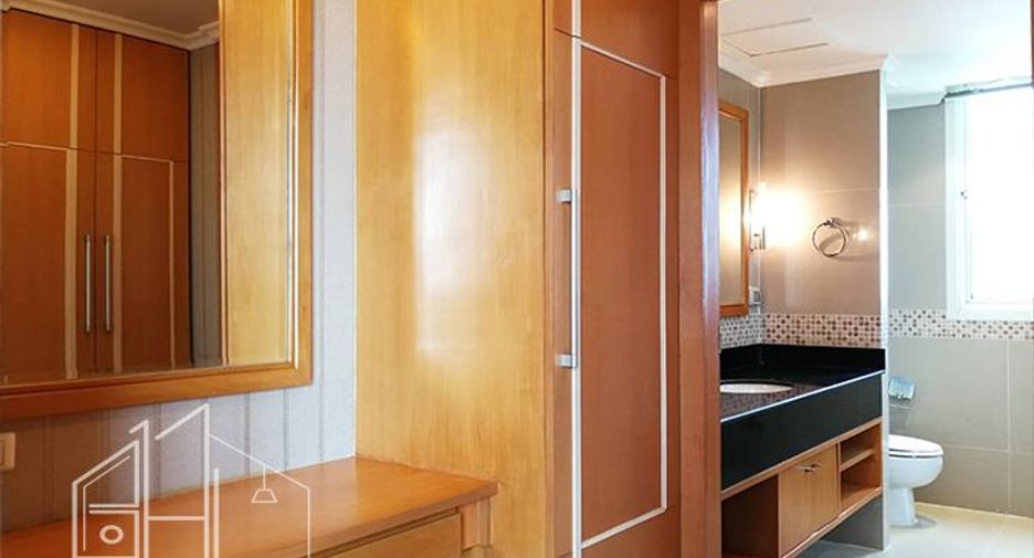 For rent 3 bedrooms apartment in Watthana, Bangkok