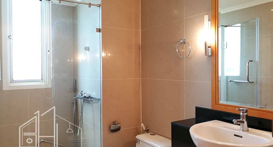 For rent 3 bedrooms apartment in Watthana, Bangkok