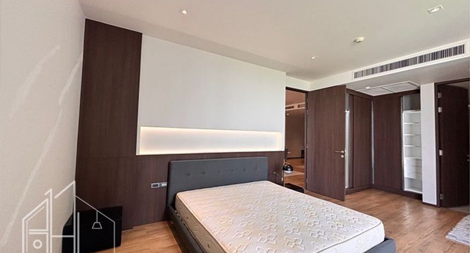 For rent 3 bedrooms apartment in Khlong Toei, Bangkok
