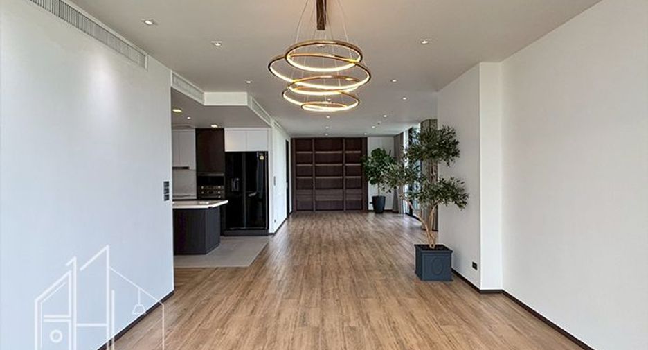 For rent 3 bedrooms apartment in Khlong Toei, Bangkok