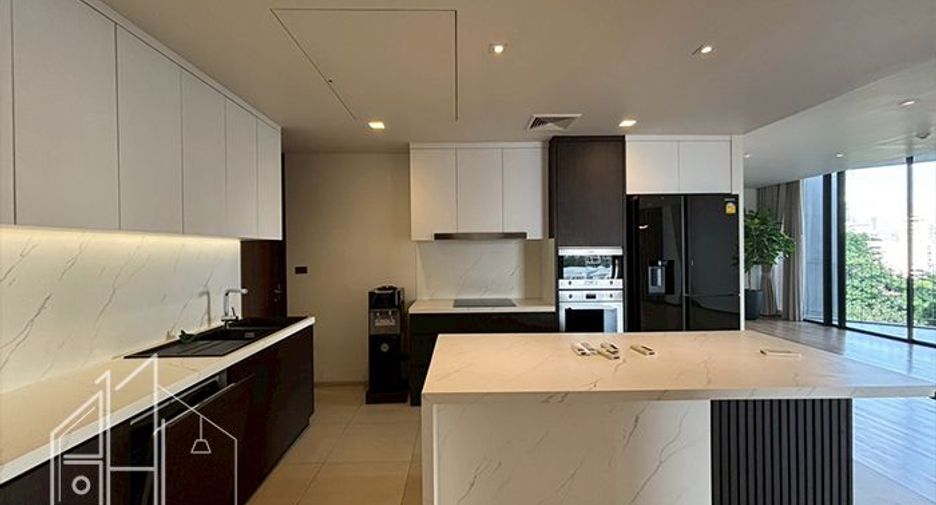 For rent 3 bedrooms apartment in Khlong Toei, Bangkok