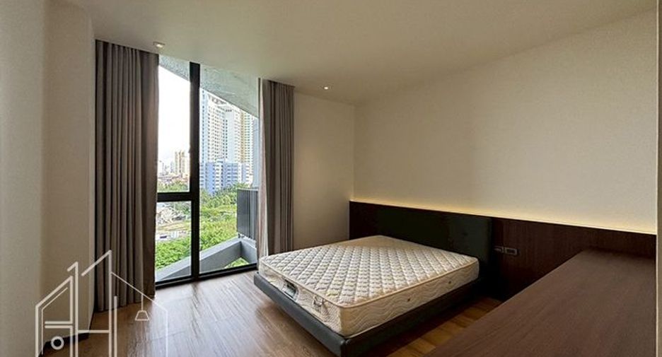For rent 3 bedrooms apartment in Khlong Toei, Bangkok
