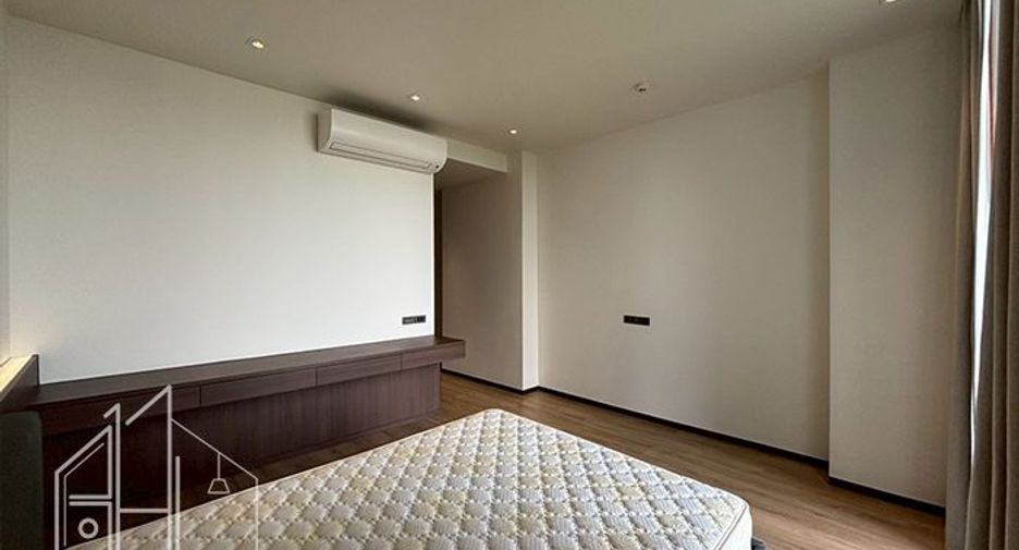 For rent 3 bedrooms apartment in Khlong Toei, Bangkok