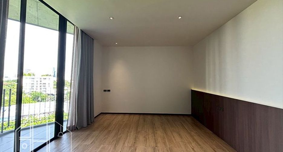 For rent 3 bedrooms apartment in Khlong Toei, Bangkok