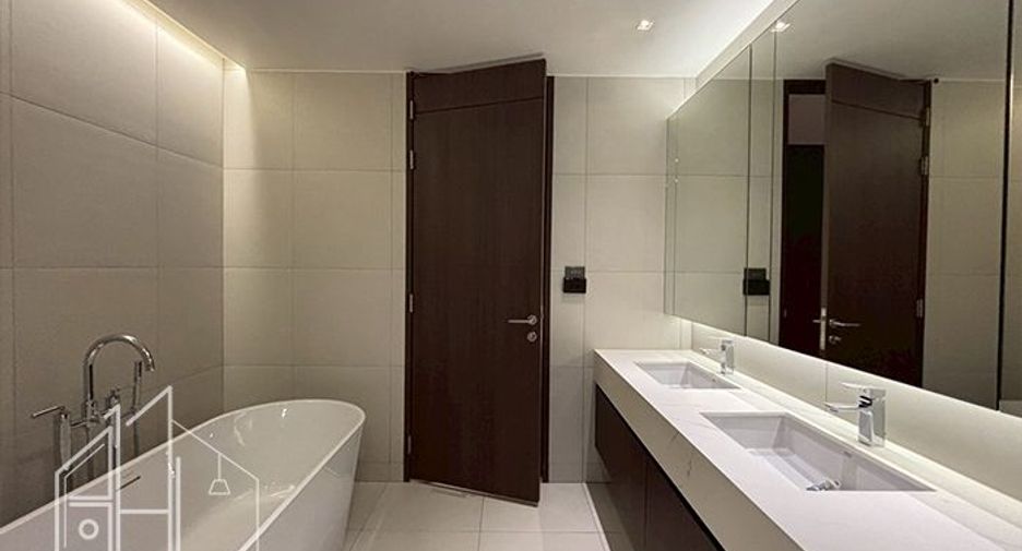 For rent 3 bedrooms apartment in Khlong Toei, Bangkok