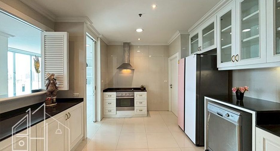 Condo en alquiler de 4 habitaciones en Watthana, Bangkok