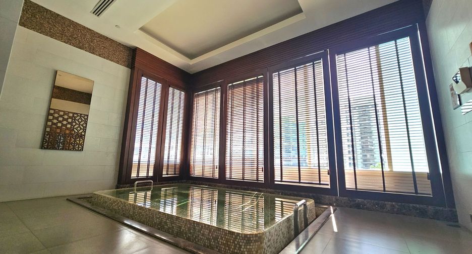 For rent 2 bedrooms condo in Pathum Wan, Bangkok