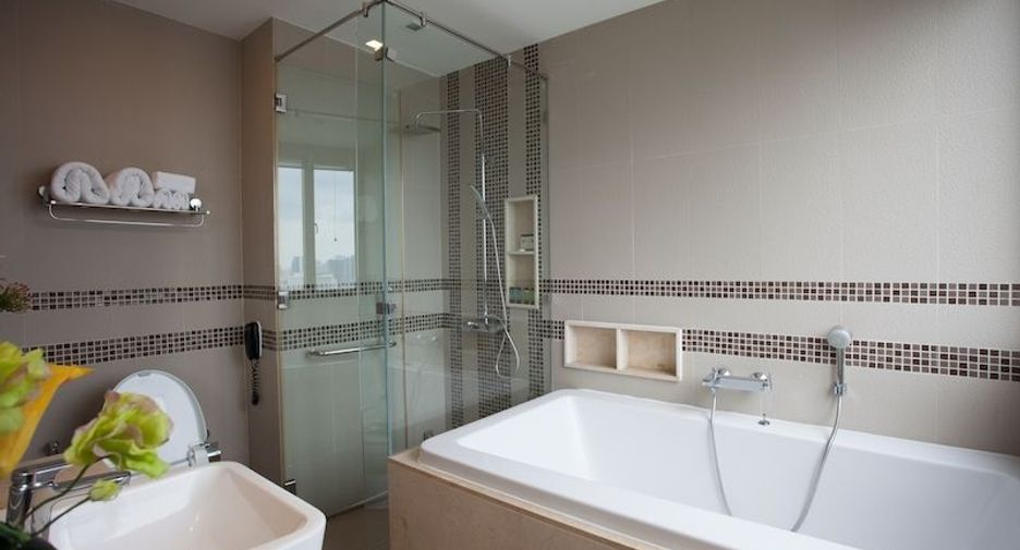 For rent 3 bedrooms apartment in Watthana, Bangkok