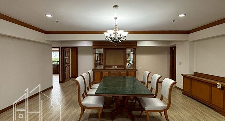 For rent 4 bedrooms apartment in Watthana, Bangkok