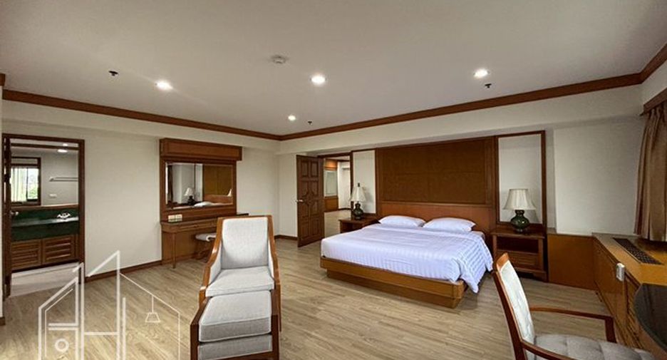 For rent 4 bedrooms apartment in Watthana, Bangkok