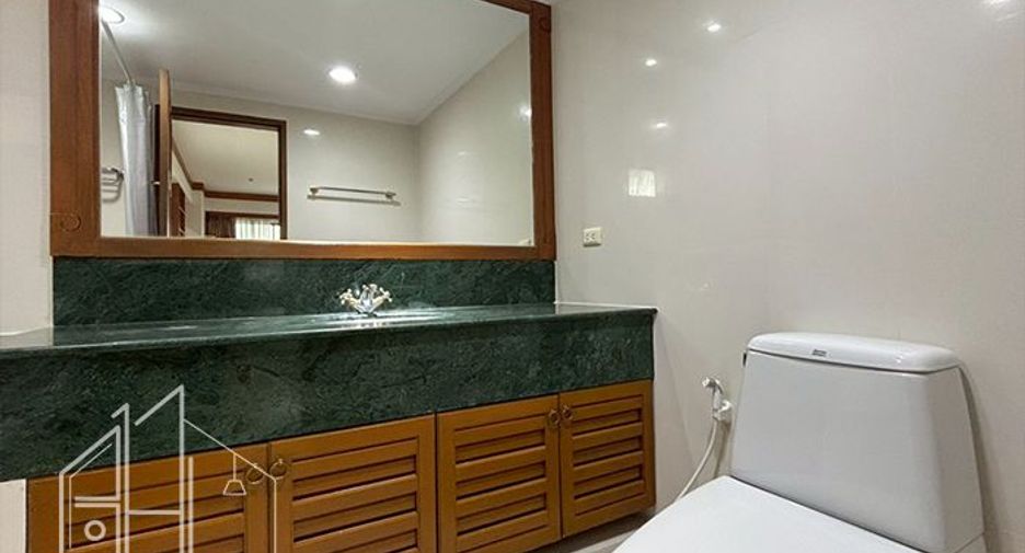For rent 4 bedrooms apartment in Watthana, Bangkok