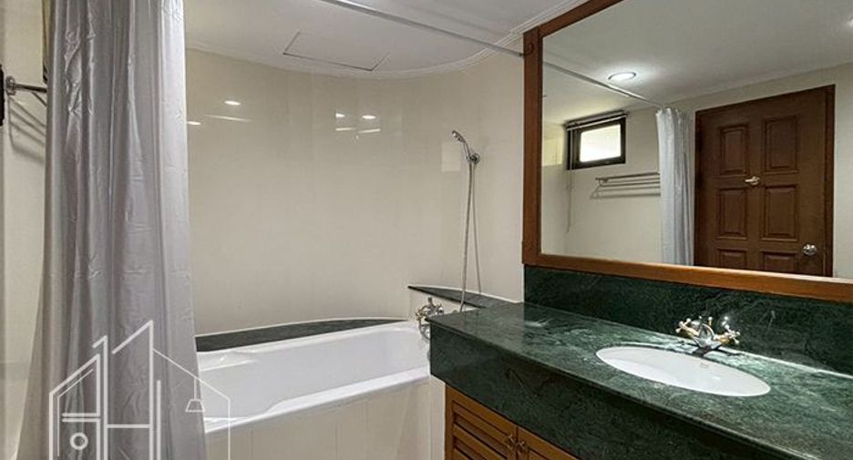For rent 4 bedrooms apartment in Watthana, Bangkok