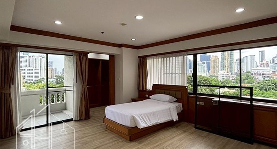 For rent 4 bedrooms apartment in Watthana, Bangkok