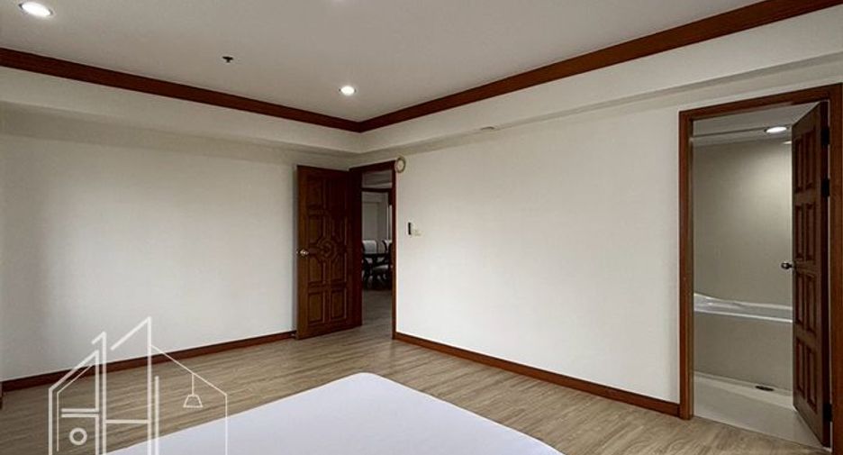 For rent 4 bedrooms apartment in Watthana, Bangkok