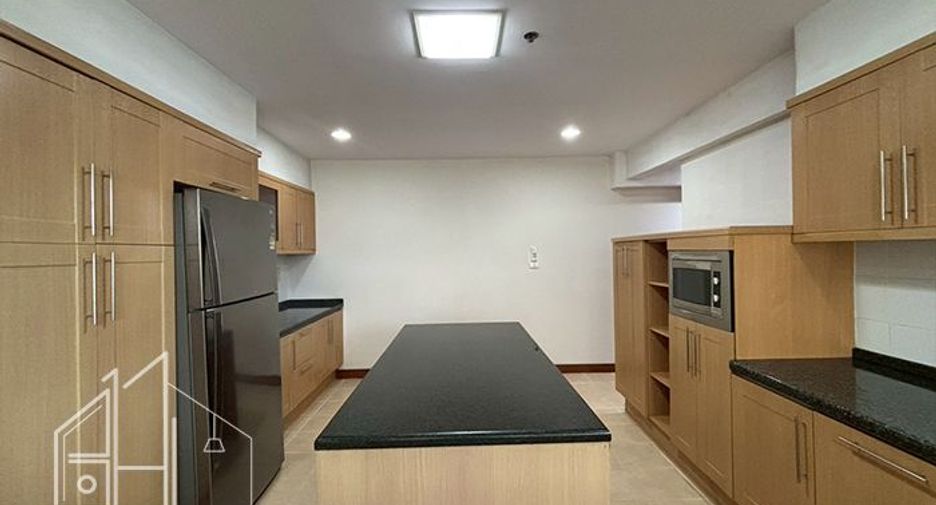 For rent 4 bedrooms apartment in Watthana, Bangkok