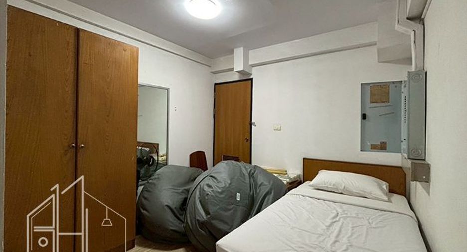 For rent 4 bedrooms apartment in Watthana, Bangkok