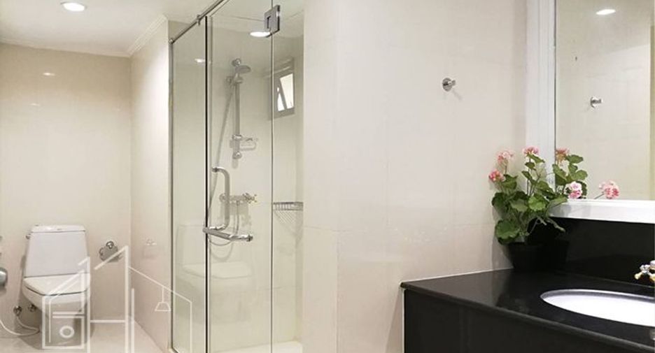 For rent 4 bedrooms condo in Watthana, Bangkok