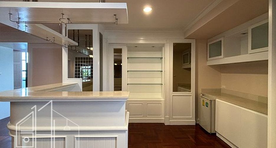 For rent 4 bedrooms condo in Watthana, Bangkok