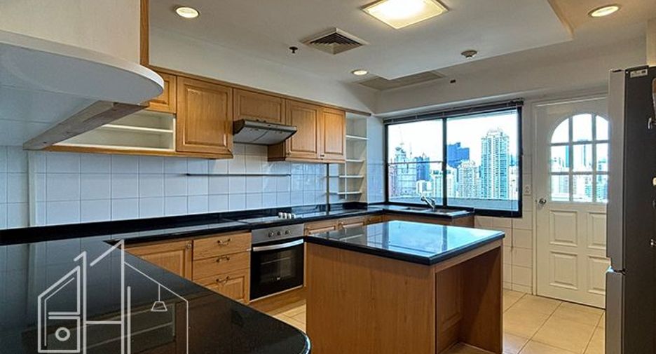 For rent 4 bedrooms condo in Watthana, Bangkok