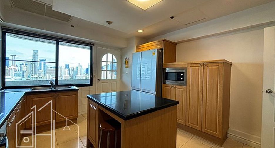 For rent 4 bedrooms condo in Watthana, Bangkok