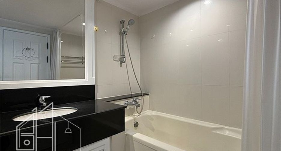 For rent 4 bedrooms condo in Watthana, Bangkok