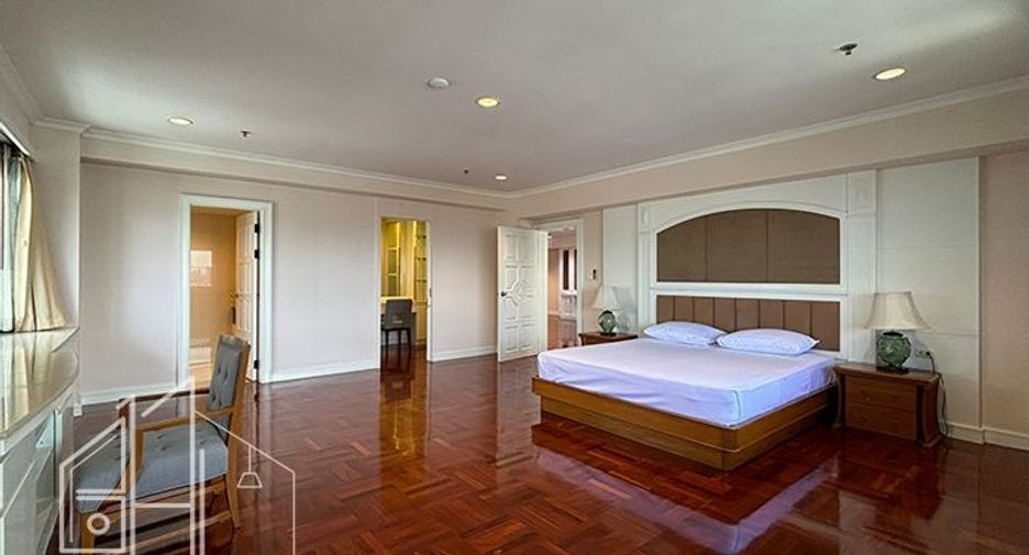 For rent 4 bedrooms condo in Watthana, Bangkok
