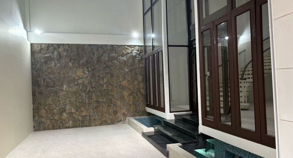 出售 4 卧室 联排别墅 在 Bang Rak, 曼谷