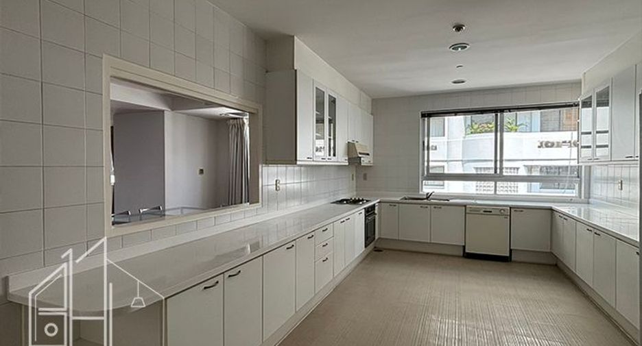 For rent 3 bedrooms condo in Khlong Toei, Bangkok