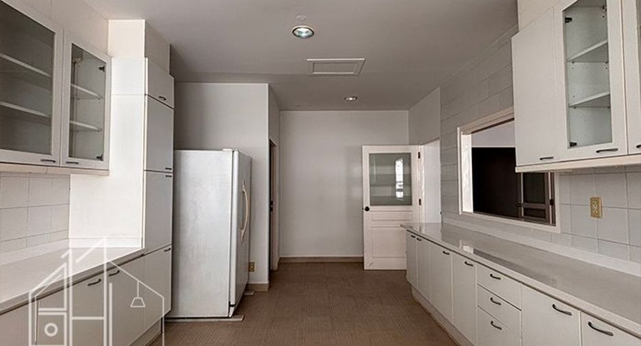 For rent 3 bedrooms condo in Khlong Toei, Bangkok