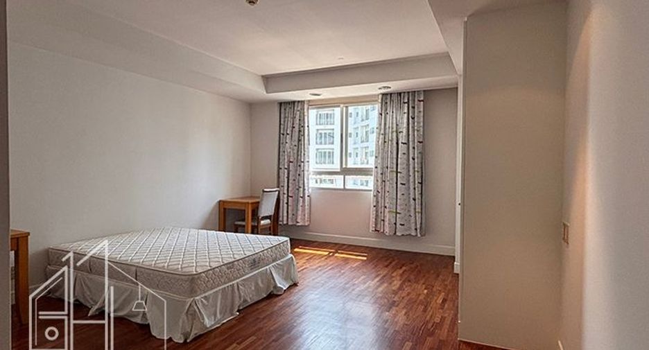 For rent 3 bedrooms condo in Khlong Toei, Bangkok