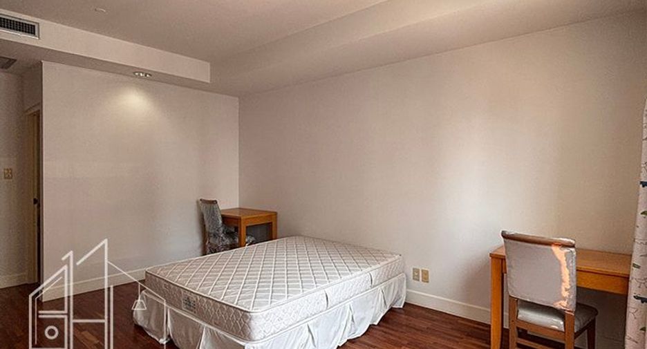 For rent 3 bedrooms condo in Khlong Toei, Bangkok