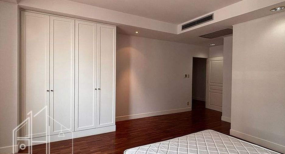 For rent 3 bedrooms condo in Khlong Toei, Bangkok
