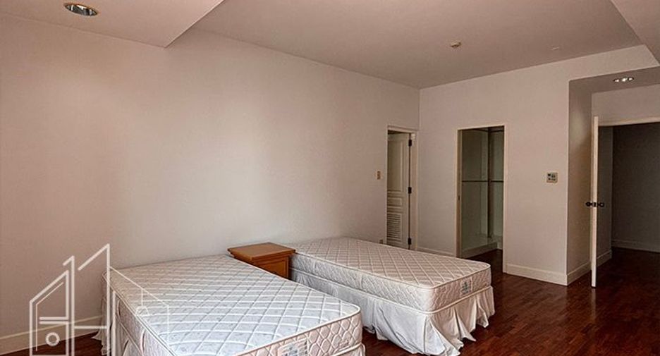 For rent 3 bedrooms condo in Khlong Toei, Bangkok