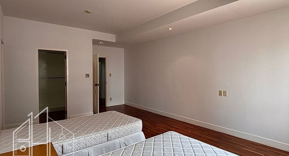 For rent 3 bedrooms condo in Khlong Toei, Bangkok