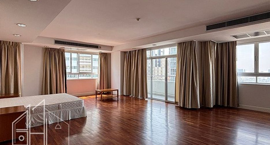 For rent 3 bedrooms condo in Khlong Toei, Bangkok