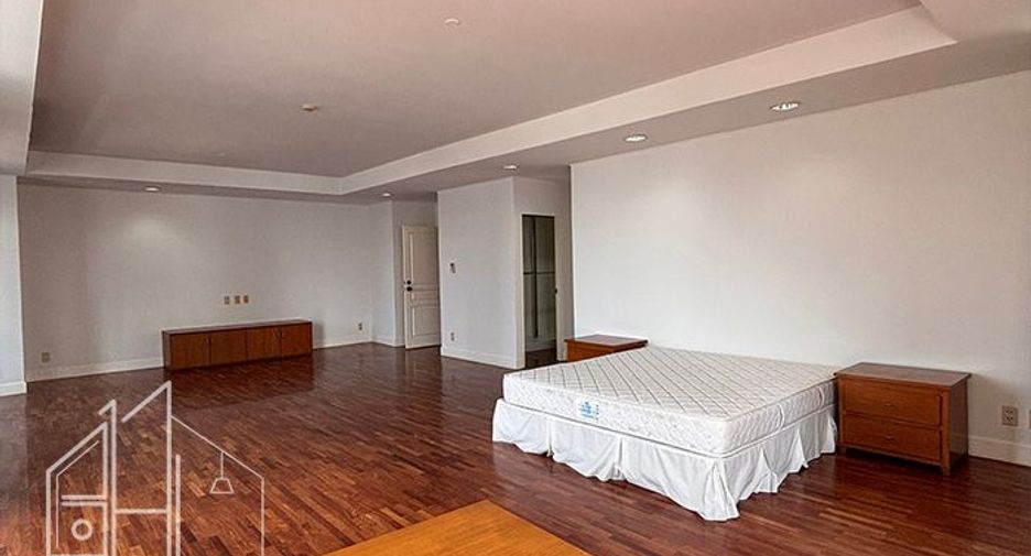 For rent 3 bedrooms condo in Khlong Toei, Bangkok