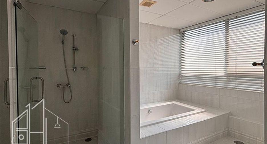 For rent 3 bedrooms condo in Khlong Toei, Bangkok